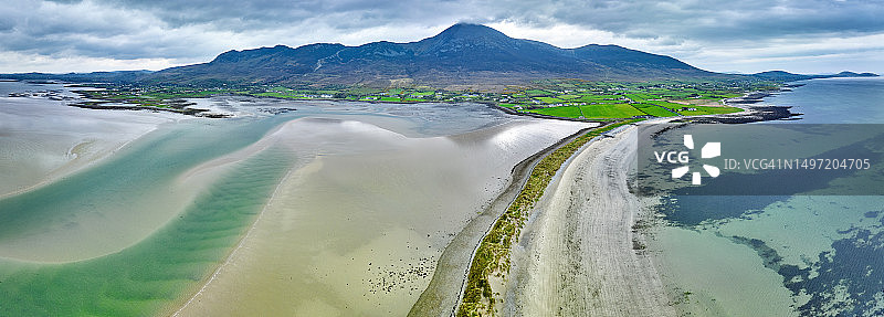 爱尔兰伯特拉海滩的克罗帕特里克山图片素材