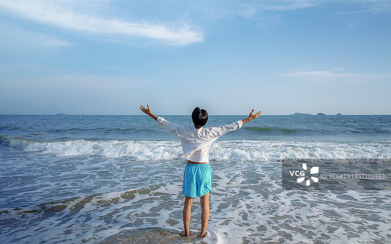 男游客在美丽的海滩上放松身心图片素材