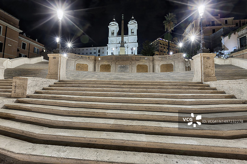 夜幕下的西班牙广场和教堂，意大利罗马图片素材