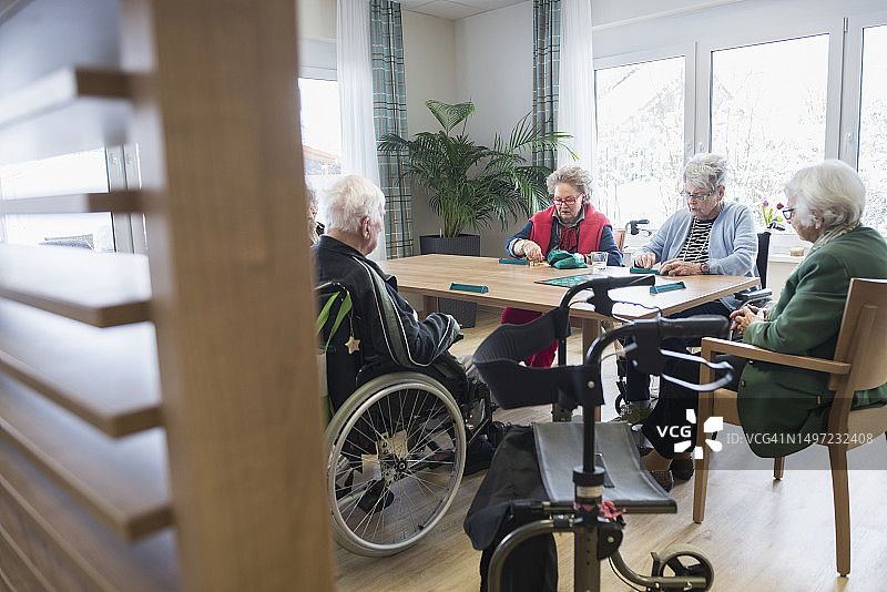 养老院里玩棋盘游戏的年长居民图片素材