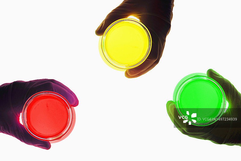 科学家拿着化学品图片素材