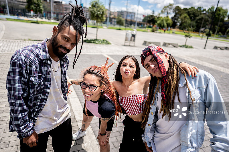 户外年轻朋友的肖像图片素材