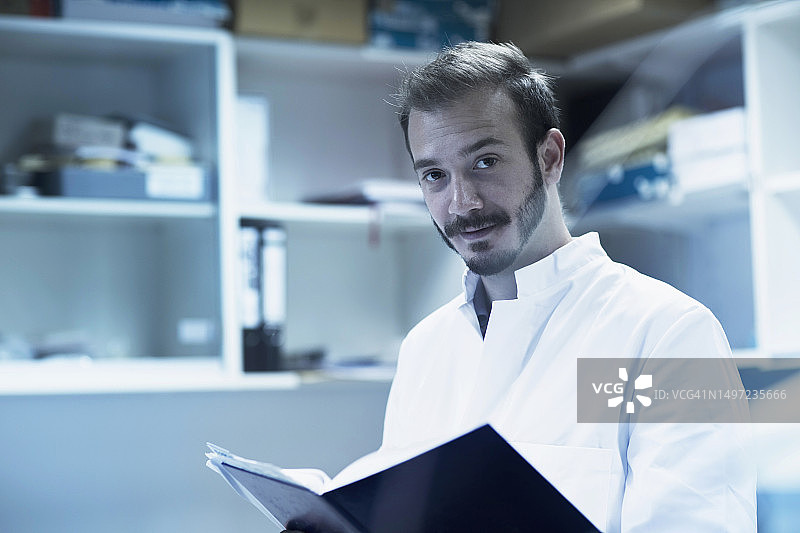 在德国弗莱堡技术空间工作的年轻男科学家图片素材