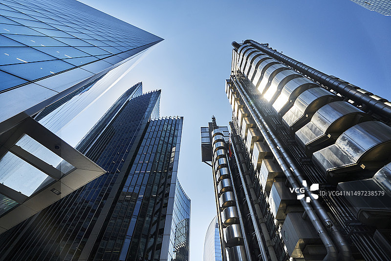 仰视视角：英国伦敦市的玻璃和钢结构办公楼图片素材