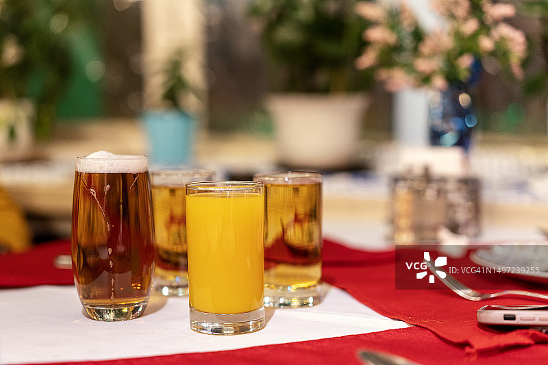 桌上的俄罗斯饮品特写图片素材