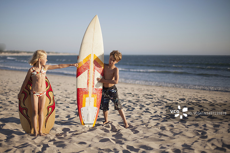 女孩在葡萄牙北部维亚纳堡海滩向哥哥展示某物图片素材