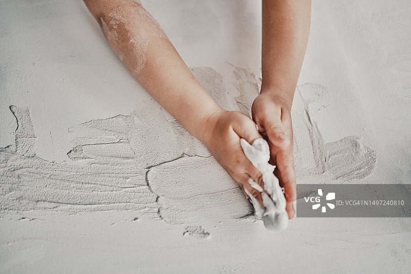 女孩正在制作石膏帆布图片素材