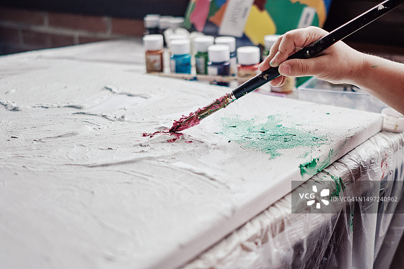 阳光下画水彩画的小女孩（特写）图片素材