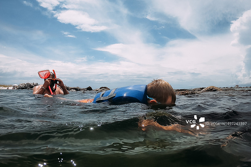 一家人在夏季假期的亚特兰大海洋中浮潜图片素材