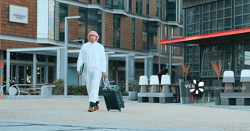 在城市中行走的穆斯林商人图片素材