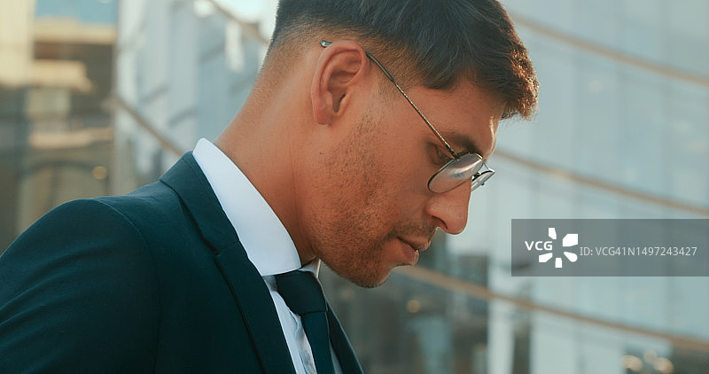 商人，神情严肃地在城市中行走，为旅行和建筑外的机会。员工、销售员和专业人士专注于在城市中散步图片素材