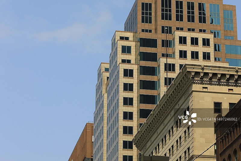 城市天际线上的高层摩天大楼图片素材