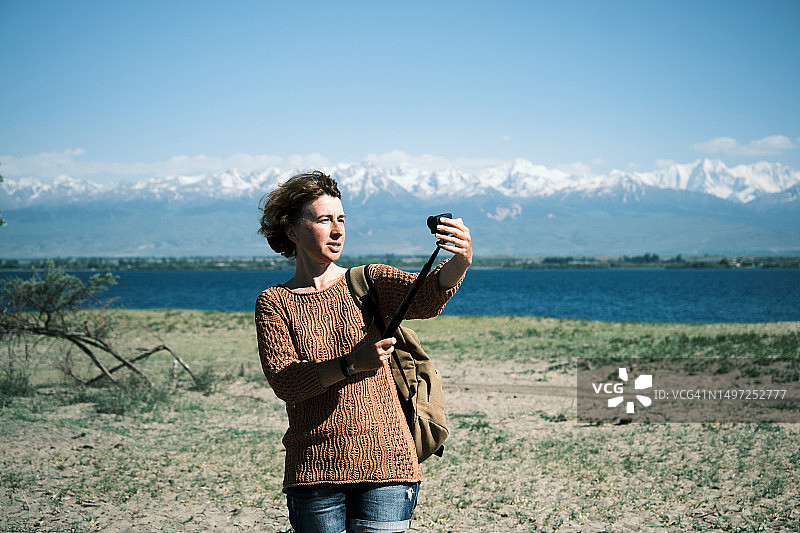 在大型盐湖海滩上直播的女人图片素材