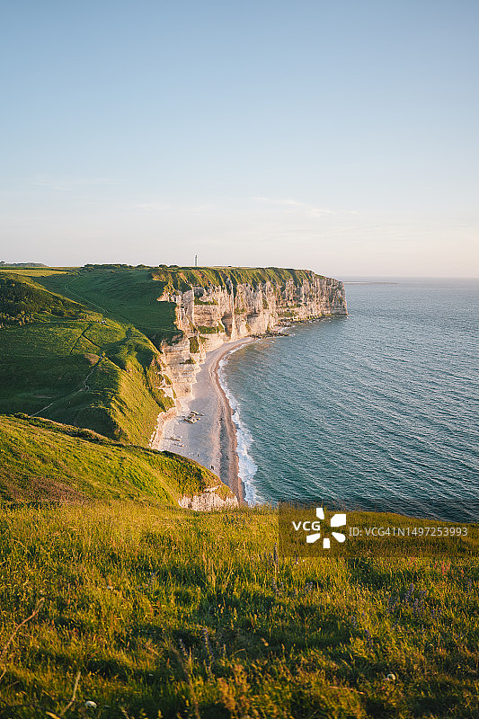 海滩上陡峭悬崖的鸟瞰图图片素材