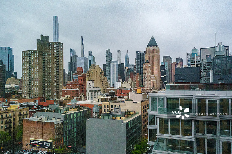 2023年4月23日从地狱厨房看到的纽约市天际线图片素材