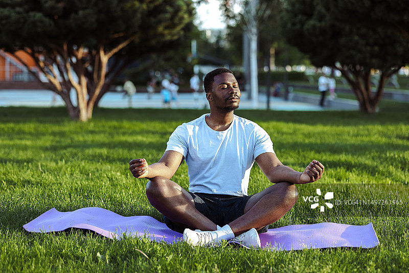 在公园里冥想的非裔男人图片素材