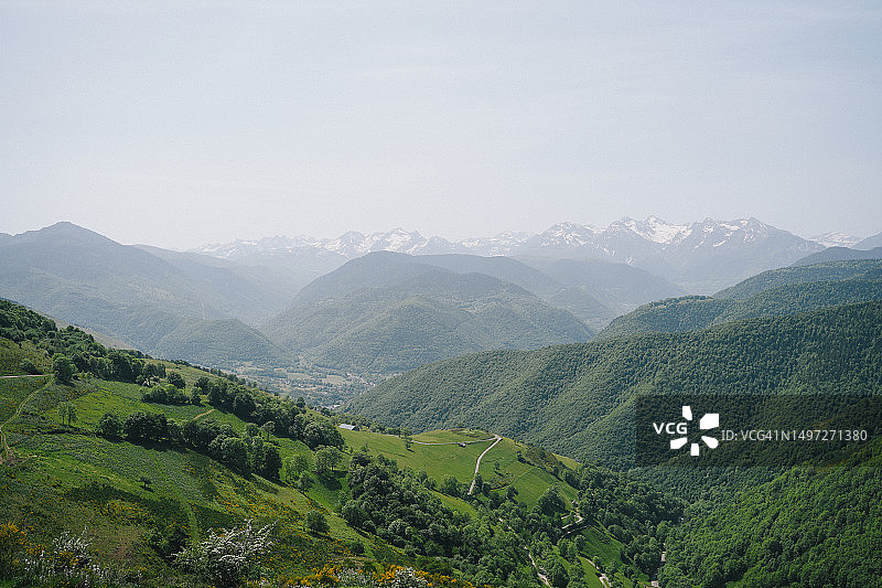 层峦叠嶂的青山和森林图片素材
