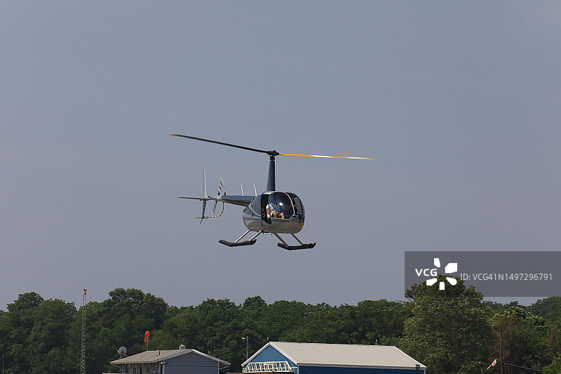 屋顶上方的悬停直升机图片素材