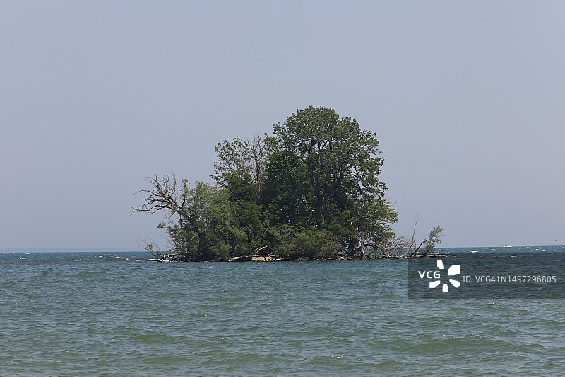 大水域中的小岛图片素材