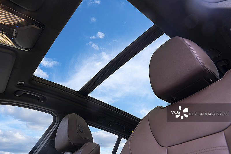 汽车全景天窗图片素材