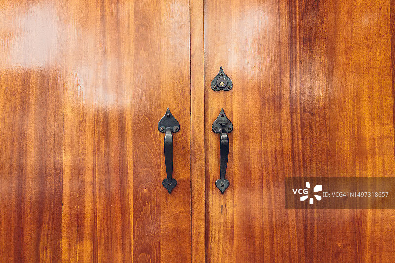 带门把手和锁的双木门，封闭门概念隐私和排除图片素材
