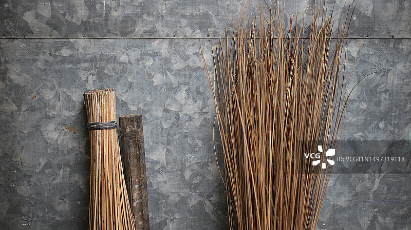 用于清理院子的扫帚图片素材