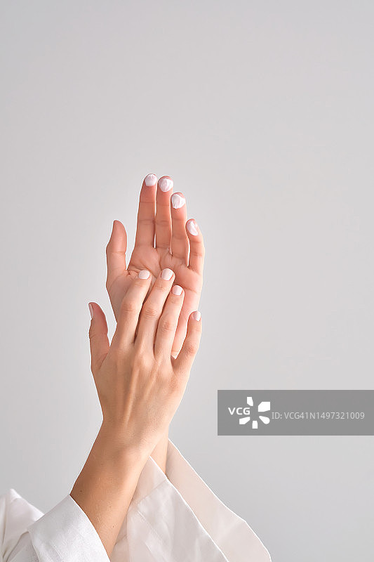 女性手指涂抹白色乳霜图片素材