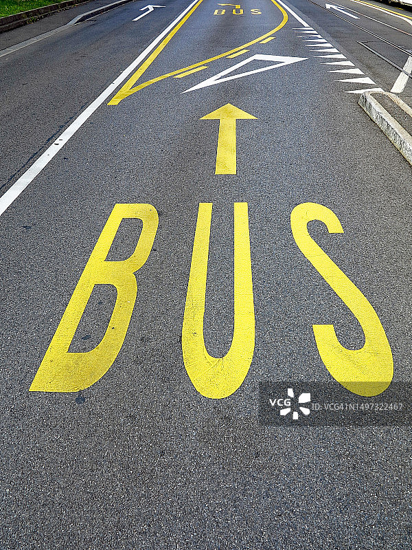 瑞士日内瓦城市公交车道道路标线特写图片素材