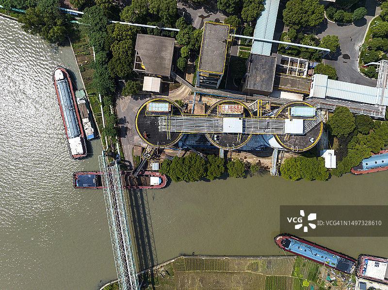 煤炭装载码头停泊的工业船航拍图片素材