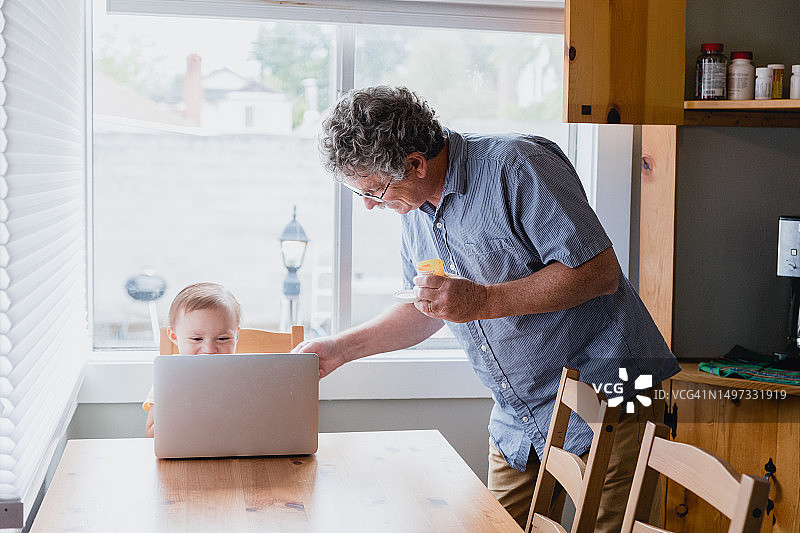老人在厨房服药图片素材