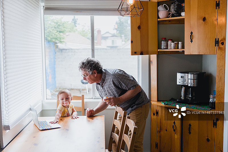 老人在厨房服药图片素材