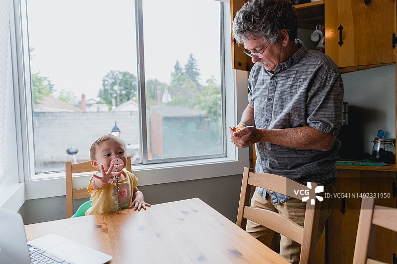 老人在厨房服药图片素材