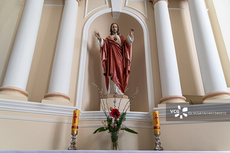 教堂中耶稣基督雕像的仰视角度图片素材