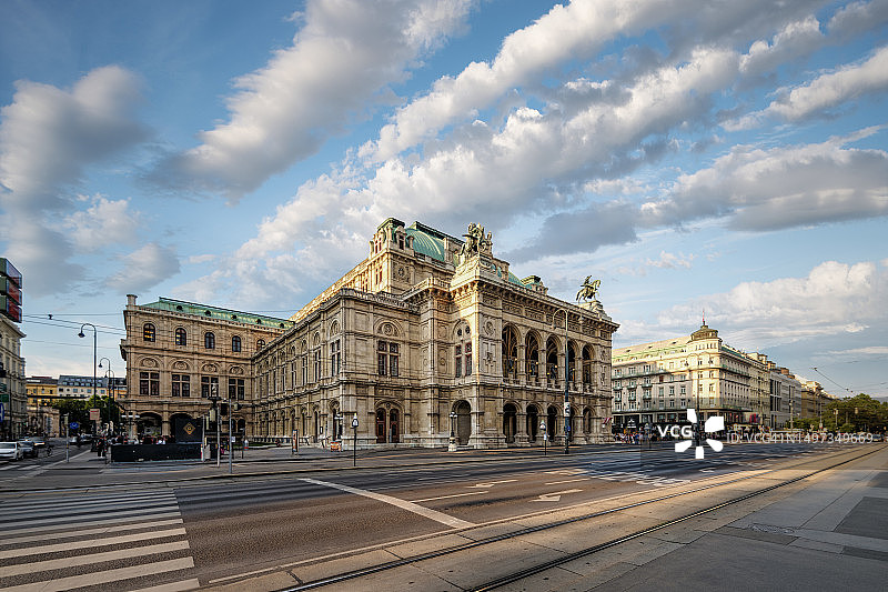 奥地利维也纳歌剧院前的街景图片素材
