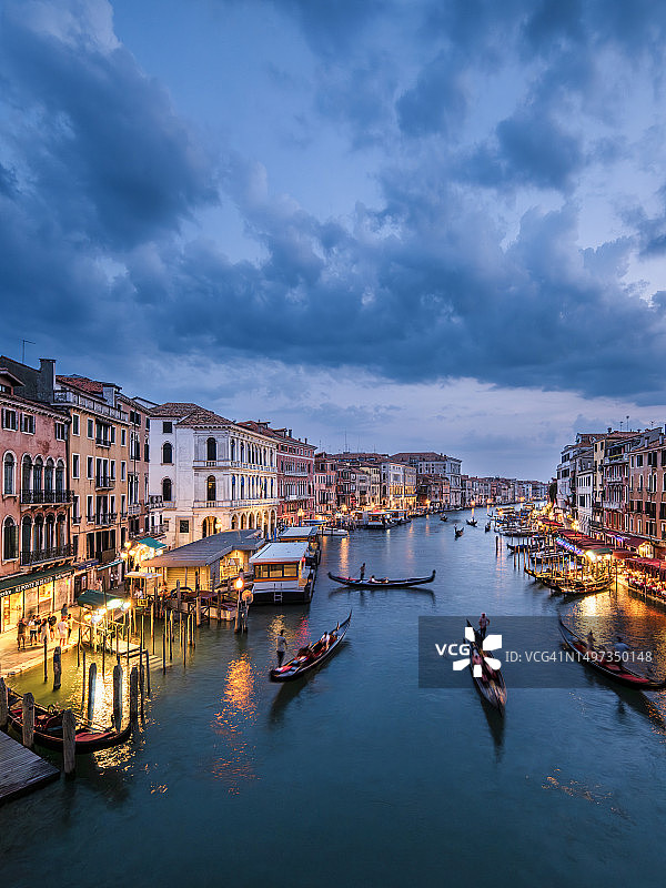 威尼斯夜间运河景观，意大利威尼托图片素材