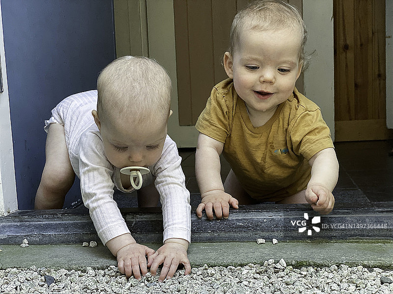 快乐双胞胎宝宝图片素材