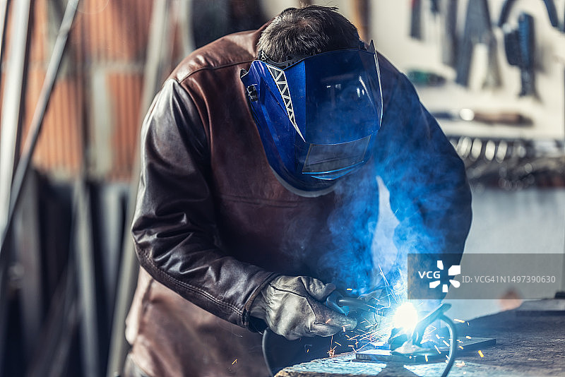 焊工在焊接车间用氩气焊接产品图片素材