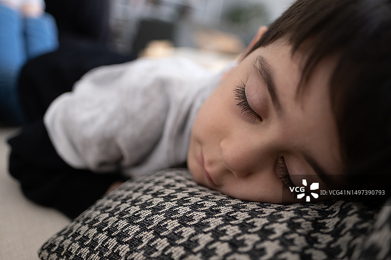 小男孩在沙发上睡觉图片素材