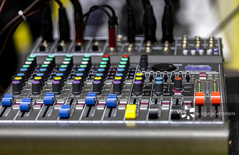 带控制面板的调音台特写图片素材