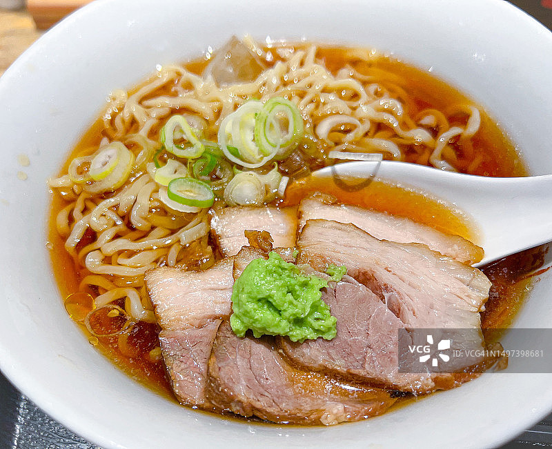 喜多方鲣鱼高汤冷拉面配叉烧肉和芥末图片素材