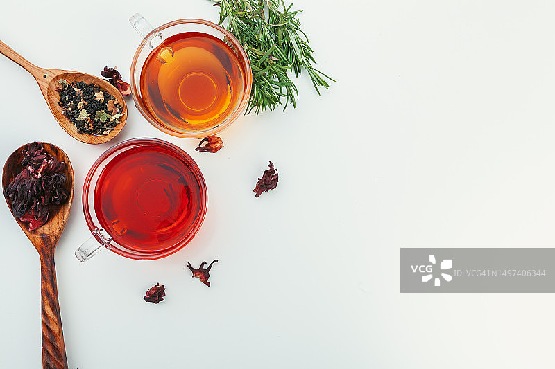 装满香料和草药的玻璃杯茶，顶部视图图片素材