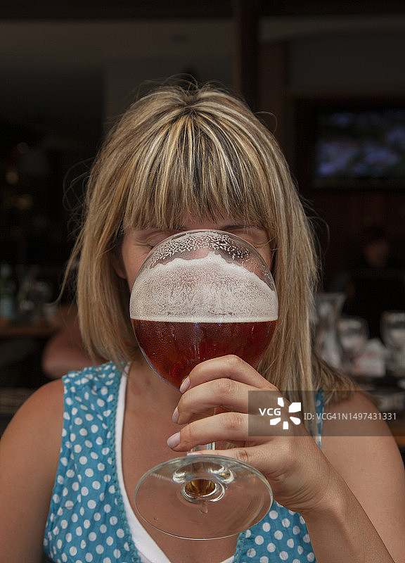 普罗旺斯：女人在喝啤酒图片素材