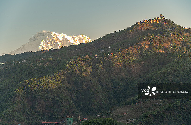 从博卡拉观看萨朗科特山和安娜普尔纳山脉图片素材