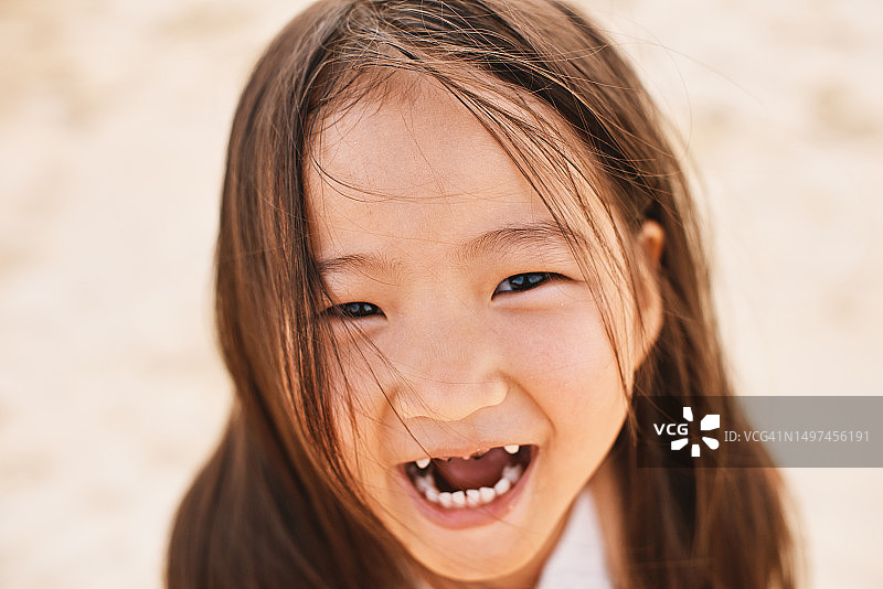 笑对镜头的亚洲族可爱小女孩图片素材