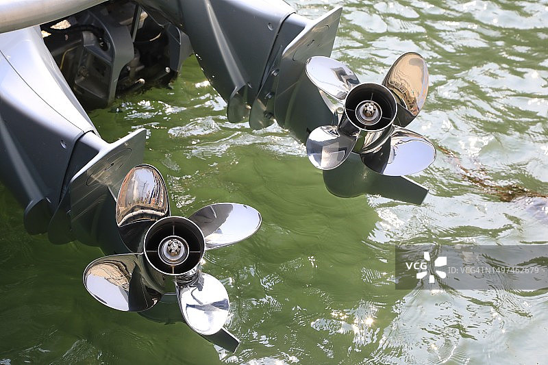 带升高发动机螺旋桨的高速快艇图片素材