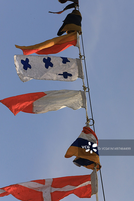 航海船桅上的信号旗图片素材