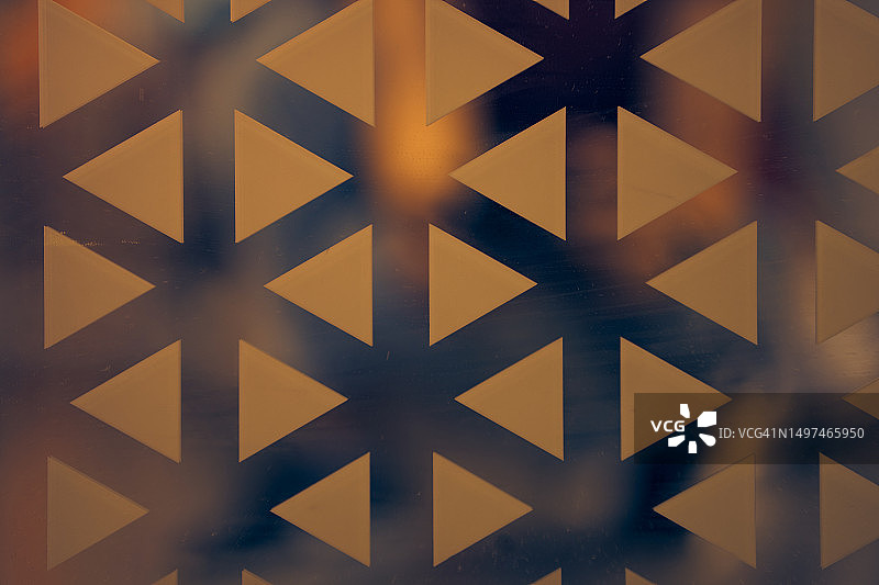 镜子上的三角形图案抽象背景与文案空间图片素材