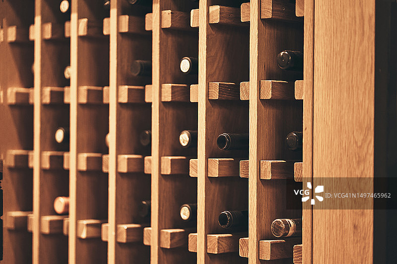 用于存放葡萄酒瓶的木制存储格，带有复制空间的背景图片素材