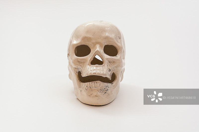 白色背景上的人造装饰头骨图片素材