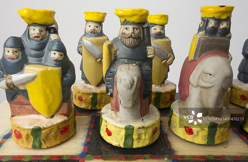 棋子错位摆放的国际象棋棋盘图片素材